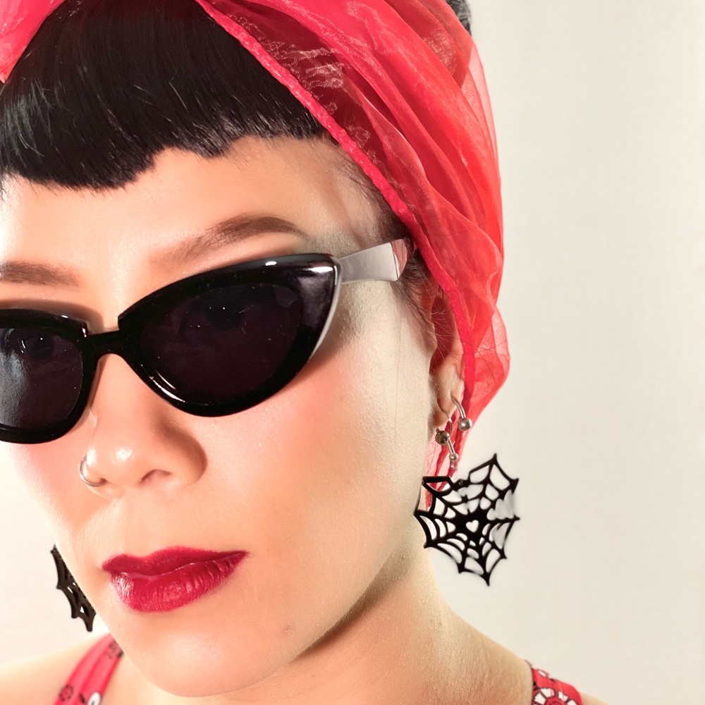 Black Spiderweb Heart Shaped Acrylic Dangling Halloween Gothic Earrings - Picture 2 of 8